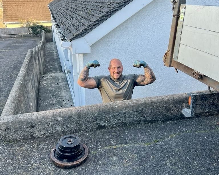 Erni flexing muscle